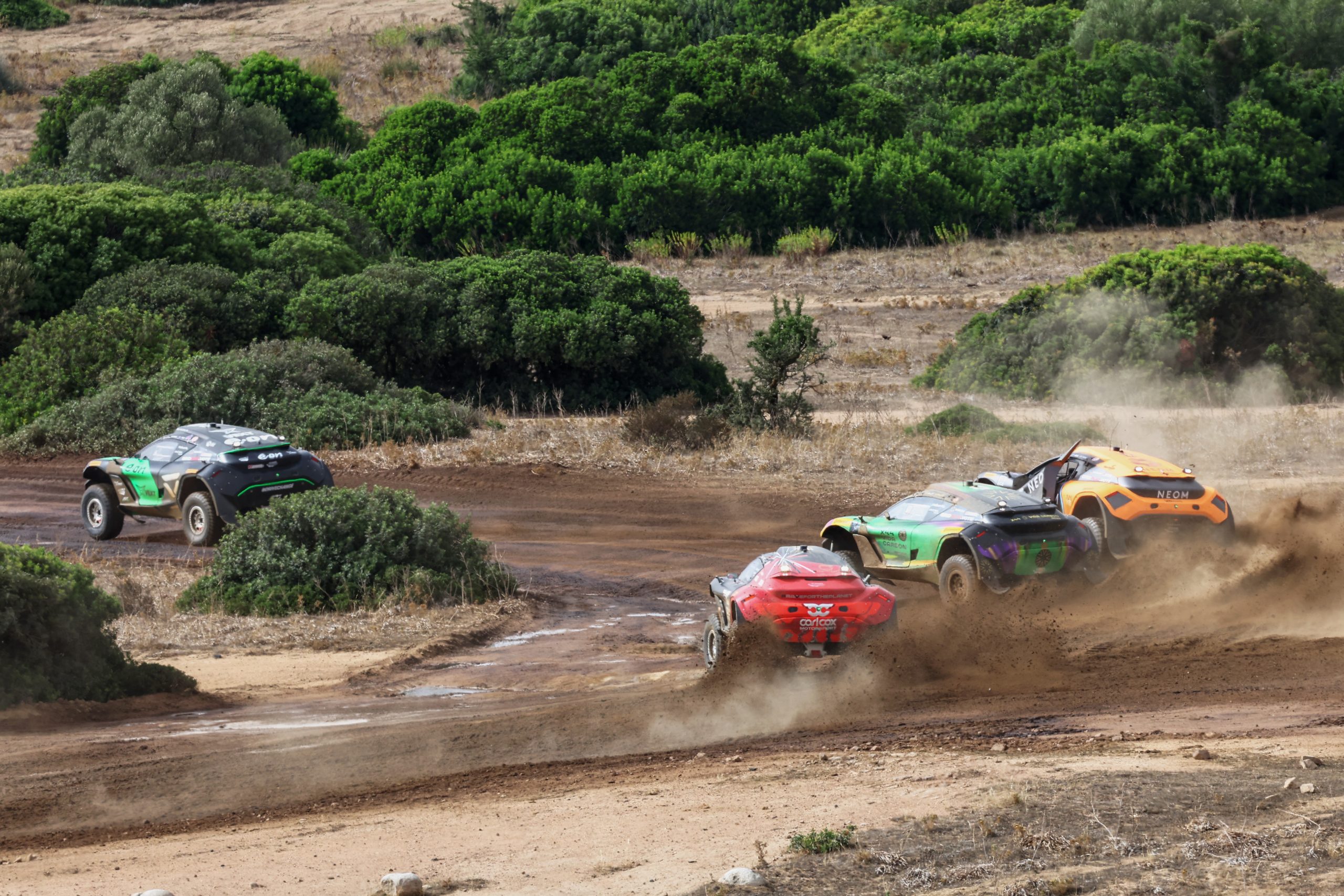 JULY 08: Molly Taylor (AUS) / Kevin Hansen (SWE), Veloce Racing, leads Emma Gilmour (NZL) / Tanner Foust (USA), NEOM McLaren Extreme E, Cristina Gutierrez (ESP) / Fraser McConnell (JAM), X44 Vida Carbon Racing, and Lia Block (USA) / Timo Scheider (DEU), Carl Cox Motorsport during the Island X-Prix on July 08, 2023. (Photo by Colin McMaster / LAT Images)